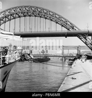 Les ponts Tyne, Newcastle upon Tyne, 1955. Artiste : Eric de Maré. Banque D'Images