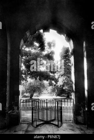 La porte principale, jardin botanique, High Street, Oxford, Oxfordshire, 1911. Artiste : Henry raillerie. Banque D'Images