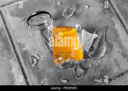 Pot de verre brisé de la marmelade sur plancher de tuiles Banque D'Images