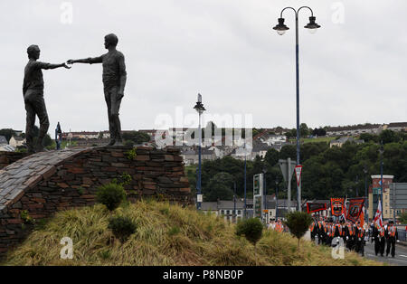 Un ordre d'Orange défilent les approches 'Les mains autour du numérique" statue en Londonderry comme il traverse le pont Craigavon dans le cadre de la douzième année de célébrations de juillet, marquant la victoire du roi Guillaume III la victoire de Jacques II à la bataille de la Boyne en 1690. Photo date : Jeudi 12 Juillet, 2018. Voir l'histoire des défilés PA ULSTER Londonderry. Crédit photo doit se lire : Brian Lawless/PA Wire Banque D'Images