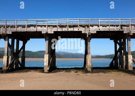 Pont ferroviaire de Barmouth traverser l'estuaire de Mawddach, Barmouth, Gwynedd, Pays de Galles Banque D'Images