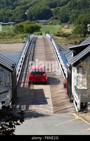 Voiture en traversant un pont à péage sur la rivière Mawddach, Penmaenpool, Gwynedd, Pays de Galles Banque D'Images
