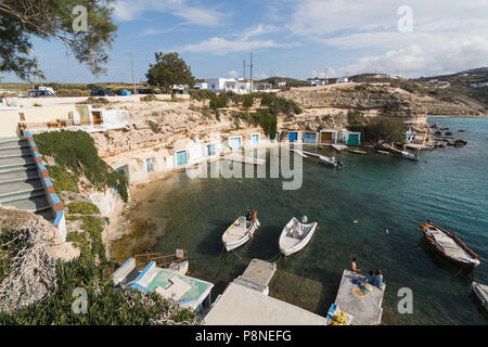 MANDRAKIA, Grèce - Mai 2018 : bateaux amarrés dans le port du village. Objectif grand angle shot, journée ensoleillée. Banque D'Images