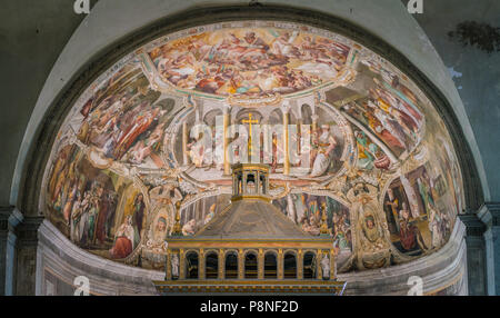 Dome dans l'église de San Pietro in Vincoli à Rome, Italie. Banque D'Images