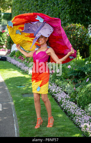 Mesdames journée au Royal Ascot où racegoers en concurrence avec des chapeaux et des robes extrême Banque D'Images