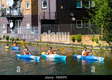 Les gens le kayak sur le Regents Canal, London, UK Banque D'Images