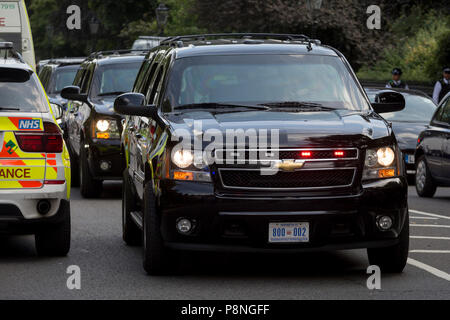 Une cavalcade de véhicules officiels des approches présidentielles Winfield House, la résidence officielle de l'Ambassadeur des Etats-Unis au cours de la visite au Royaume-Uni du président américain, Donald Trump, le 12 juillet 2018, à Regent's Park, Londres, Angleterre. Banque D'Images