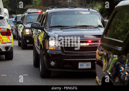 Une cavalcade de véhicules officiels des approches présidentielles Winfield House, la résidence officielle de l'Ambassadeur des Etats-Unis au cours de la visite au Royaume-Uni du président américain, Donald Trump, le 12 juillet 2018, à Regent's Park, Londres, Angleterre. Banque D'Images