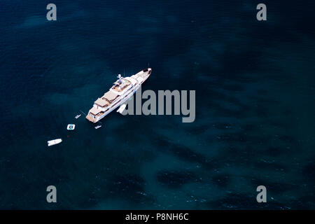 Vue aérienne d'un yacht de luxe sur une mer turquoise et transparente. Côte d'Émeraude, mer Méditerranée, Sardaigne, Italie. Banque D'Images