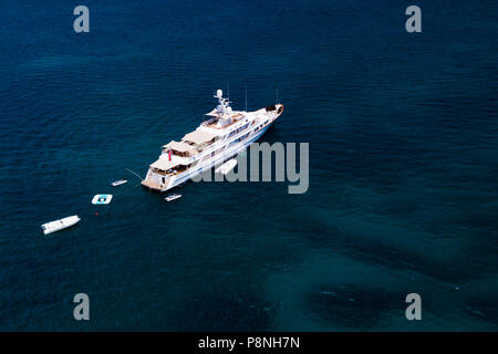 Vue aérienne d'un yacht de luxe sur une mer turquoise et transparente. Côte d'Émeraude, mer Méditerranée, Sardaigne, Italie. Banque D'Images