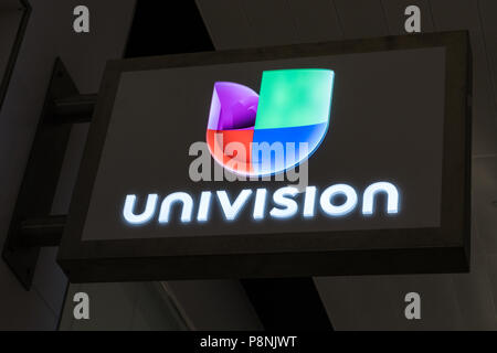 FORT LAUDERDALE, FLORIDE/USA - 15 avril 2017 : Univision signe et logo. Univision est un réseau de télévision de langue espagnole qui est propre Banque D'Images