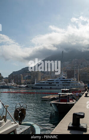 Les nuages bas forme une brume au-dessus des collines à l'extérieur de la Principauté de Monaco, juin 2018, Monaco Banque D'Images