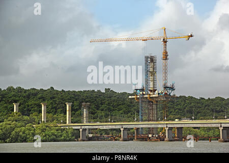 Les colonnes en béton de hauteur et le pont sera construit à l'aide de grue à tour et autres équipements pour le troisième pont à travers la rivière Mandovi à Goa, Inde Banque D'Images