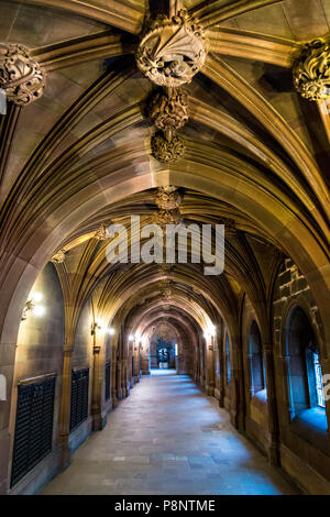 Couloir dans l'intérieur de la bibliothèque John Rylands, Manchester, UK Banque D'Images