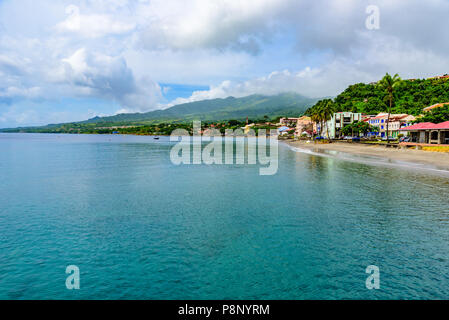 Paradise Coast à Saint Pierre avec Mt. La montagne Pelée, d'activité volcanique en Martinique, mer des Caraïbes Banque D'Images