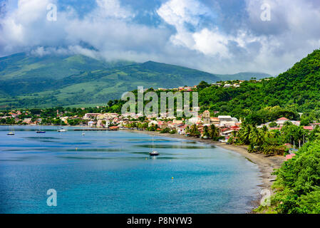 Paradise Coast à Saint Pierre avec Mt. La montagne Pelée, d'activité volcanique en Martinique, mer des Caraïbes Banque D'Images