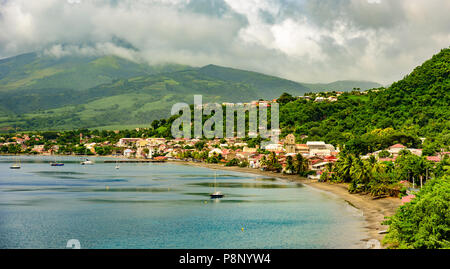 Paradise Coast à Saint Pierre avec Mt. La montagne Pelée, d'activité volcanique en Martinique, mer des Caraïbes Banque D'Images