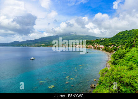 Paradise Coast à Saint Pierre avec Mt. La montagne Pelée, d'activité volcanique en Martinique, mer des Caraïbes Banque D'Images