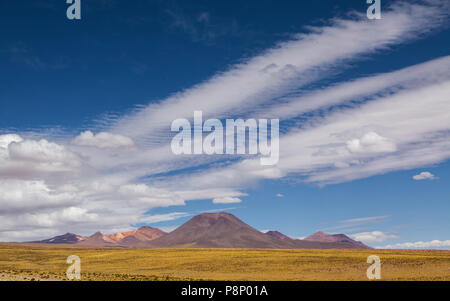 Cumulus et Cirrocumulus nuages sur l'Altiplano Banque D'Images