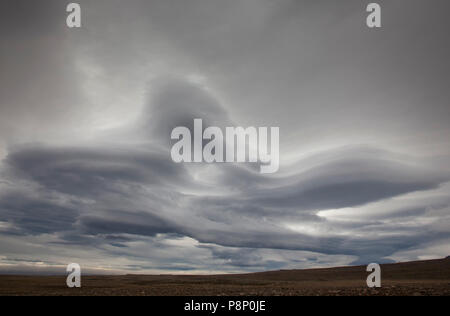 L'Altocumulus lenticularis nuages au-dessus des montagnes en Islande Banque D'Images