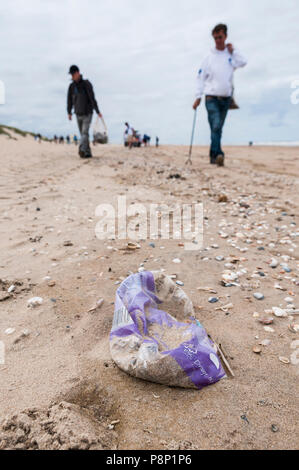 Nettoyer les bénévoles la plage. Banque D'Images