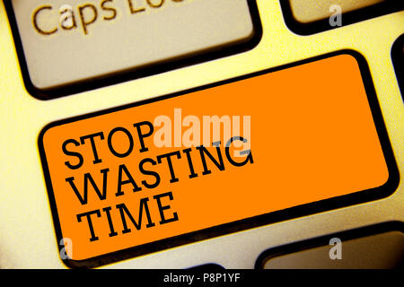 La main conceptuel montrant arrêter de perdre du temps. Photo d'entreprise Organisation de la gestion de texte annexe vous permet de faire démarrer maintenant alphabets bouton clé script Banque D'Images