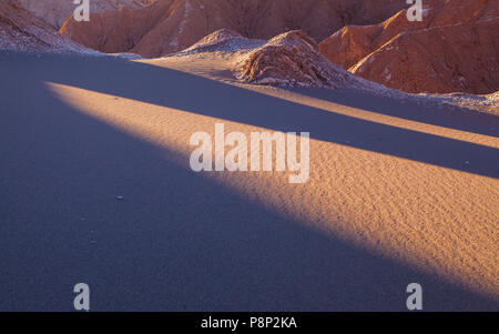 De grandes ombres dans la Moonvalley au lever du soleil Banque D'Images