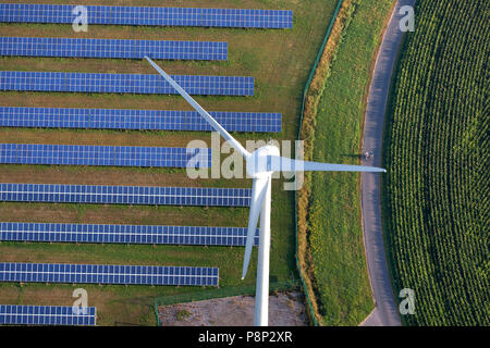 Un moulin à vent de l'antenne et des panneaux solaires Banque D'Images