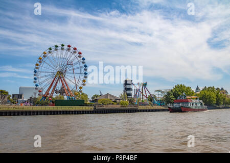 La grande roue et le parc d'attractions dans la région de Lujan River - Tigre, Buenos Aires, Argentine Banque D'Images