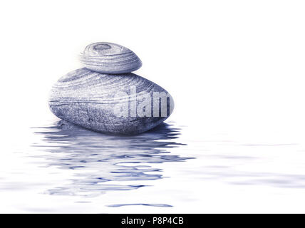 Pyramide de galets de plage dans l'eau Banque D'Images