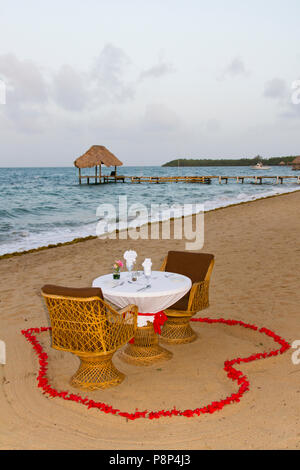 Dîner romantique pour deux sur la plage à Belize Banque D'Images