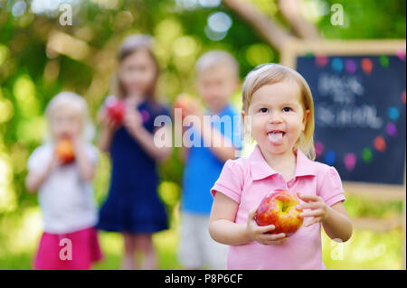 Adorable petit sentiment d'écolière ravie de retourner à l'école Banque D'Images