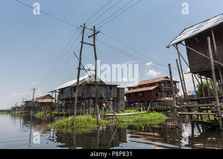 Maisons sur pilotis et câbles électriques, Lac Inle, Myanmar (Birmanie) Banque D'Images