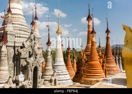 Stupas de la pagode Shwe Inn Dein, Myanmar (Birmanie) Banque D'Images