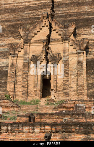 Entrée fissurée, ruines de Mingun Pahtodawgyi, Myanmar (Birmanie) Banque D'Images