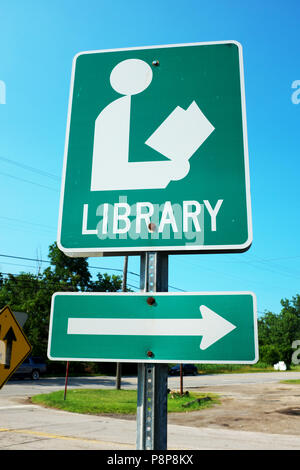 Bibliothèque générique de signalisation panneaux routiers la direction à son tour pour se rendre à la bibliothèque publique locale de Perry, Ohio, USA. Banque D'Images