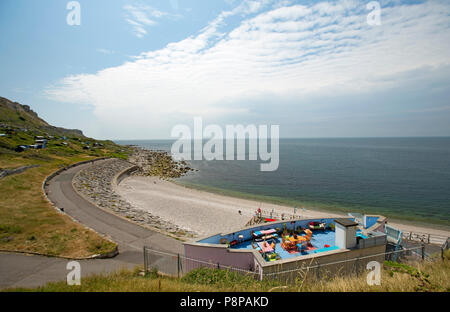 Une vue sur le toit-terrasse de l'Quiddles Cafe en premier plan avec vue sur l'anse de Chesil adjacente à l'Île de Portland et la fin la plus à l'Est Banque D'Images