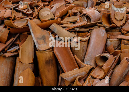 Pile de pipes en terre en terre cuite cassée fournir fond texturé intéressant Banque D'Images