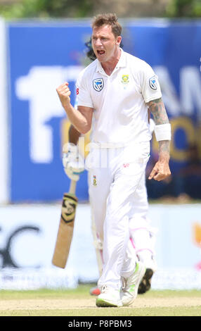 Fast bowler sud-africain Dale Steyn célébrant le guichet avec coéquipiers pendant le jour 1 du 1er test match entre le Sri Lanka et l'Afrique du Sud au stade international de Galle le 12 juillet 2018 à Galle, au Sri Lanka. (Photo de Lahiru Harshana / Pacific Press) Banque D'Images