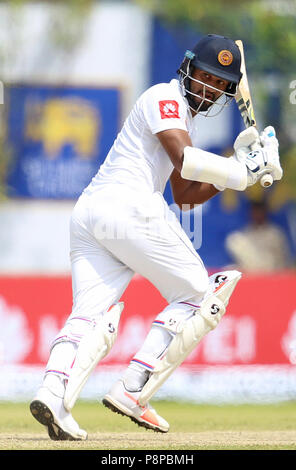 Dimuth de cricket du Sri Lanka Karunaratne joue un coup pendant le premier jour de l'ouverture test match entre le Sri Lanka et l'Afrique du Sud au stade de cricket international le Galle dans Galle le 12 juillet 2018 (photo de Lahiru Harshana / Pacific Press) Banque D'Images