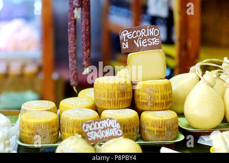 Grand choix de fromages sur le marché fermier typiquement italien Banque D'Images