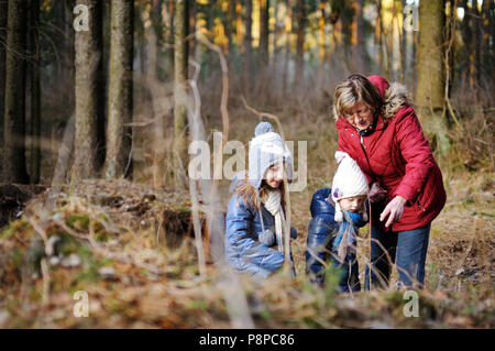 Deux adorables sœurs et leur grand-mère de prendre une marche sur forêt d'automne Banque D'Images