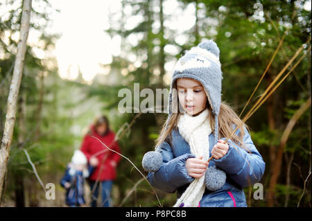 Deux adorables sœurs et leur grand-mère de prendre une marche sur forêt d'automne Banque D'Images