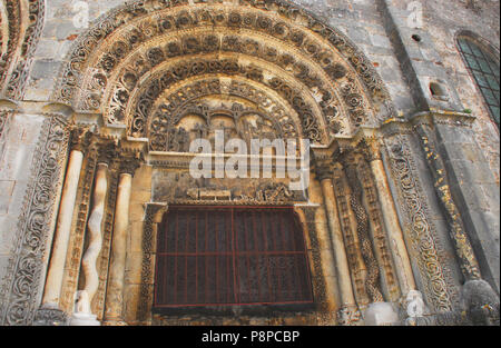 La belle et ancienne cathédrale de Saint-Lazare a été commencé au 12ème siècle. Le site, cependant, est l'un d'un ancien lieu de culte dédié t Banque D'Images