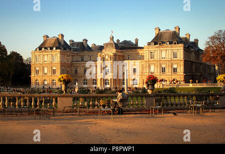 Vue sur Palais du Luxembourg au coucher du soleil, paris france Banque D'Images