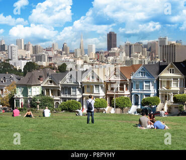 Vue depuis Alamo Square San Francisco maisons victoriennes, connu sous le nom de belles dames avec fond de San Francisco Downtown Banque D'Images