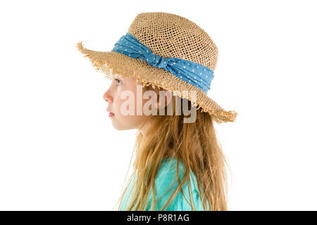 Vue de côté studio shot portrait of a cute little girl wearing grave été paille hat contre fond blanc pour copy space Banque D'Images