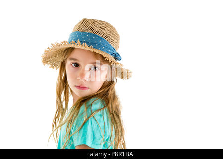 Assez peu solennelle 6 ans, fille avec de longs cheveux blonds portant un chapeau de paille en se tournant vers la caméra à l'épaule à isolated on white Banque D'Images