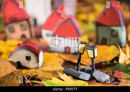 Aire de jeux pour les enfants, l'arrangement de jouet peint les maisons en bois sur les feuilles d'automne. Concept de la petite enfance Banque D'Images