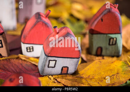 Aire de jeux pour les enfants, l'arrangement de jouet peint les maisons en bois sur les feuilles d'automne. Concept de la petite enfance Banque D'Images